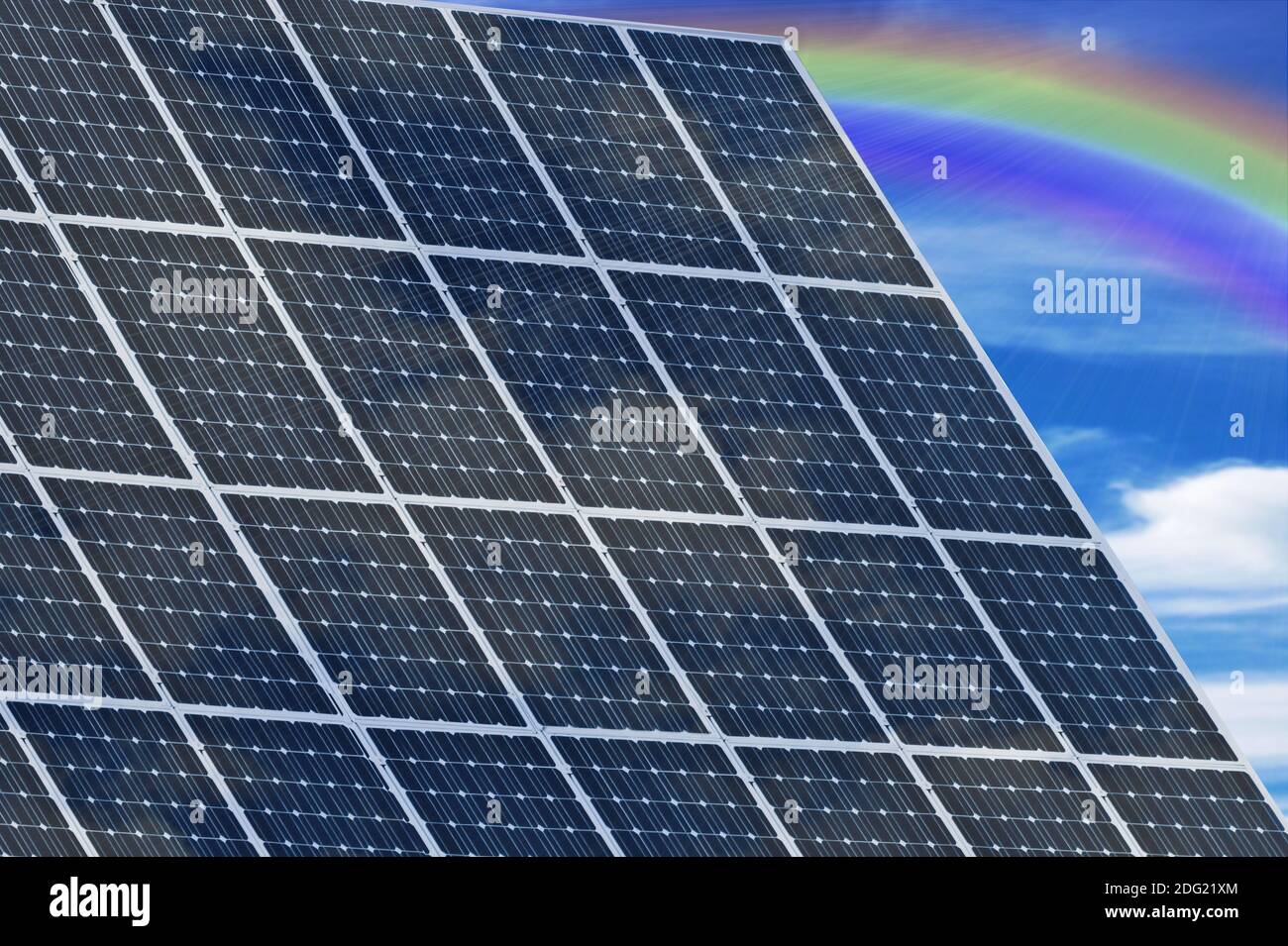 Solaranlage mit Himmel und Regenbogen als Hintergrund Stockfoto
