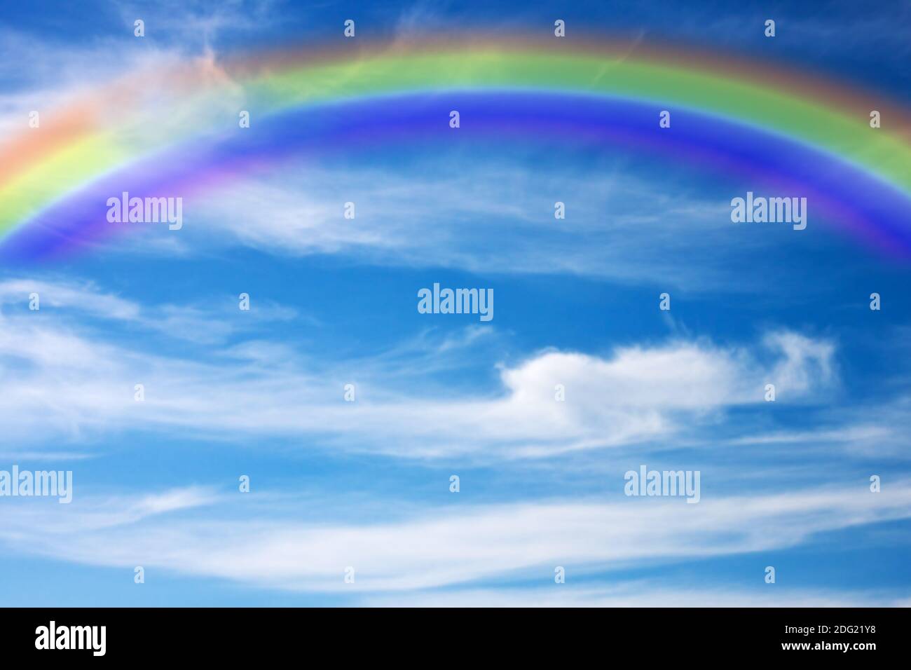 Blauer Himmel mit Sonnenschein und Regenbogen Stockfoto
