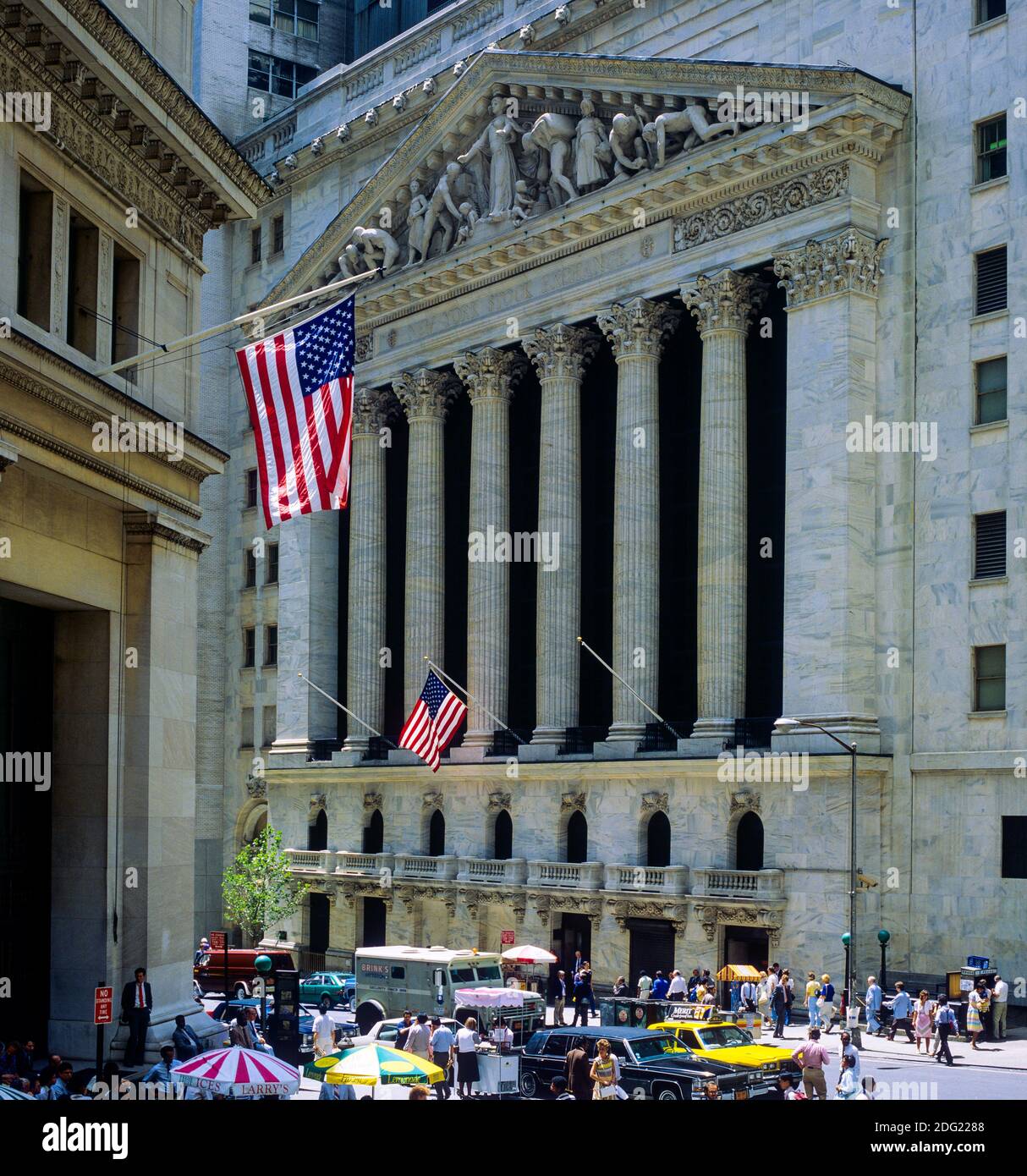 New York 1985, NYSE, Fassade des Börsengebäudes, breite Straße, Flaggen, Menschen, Finanzdistrikt, Lower Manhattan, New York City, NY, NYC, USA, Stockfoto