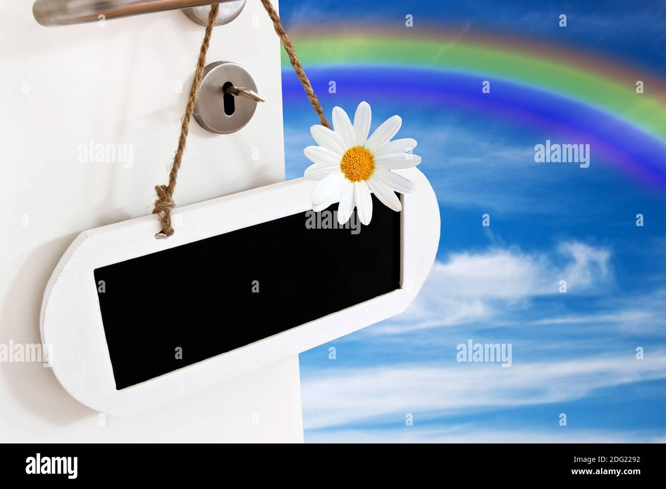 Offene Tür mit Kreidetafel , Himmel und Regenbogen Stockfoto