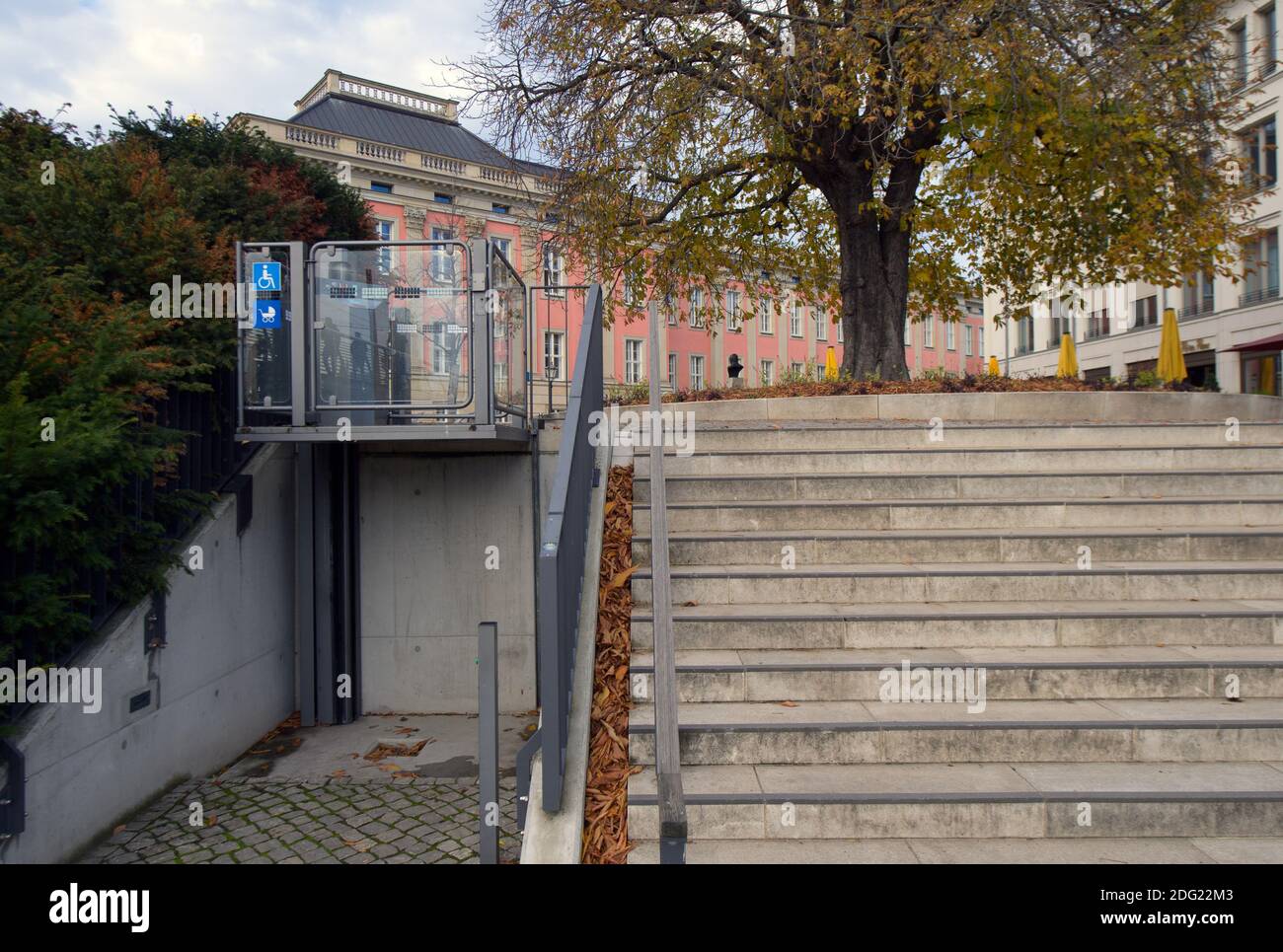 Potsdam, Deutschland. November 2020. Zwischen der Uferpromenade und dem höheren Otto-Braun-Platz befindet sich neben einer Treppe im Stadtzentrum ein Lift für Kinderwagen und Behinderte. Quelle: Soeren Stache/dpa-Zentralbild/ZB/dpa/Alamy Live News Stockfoto