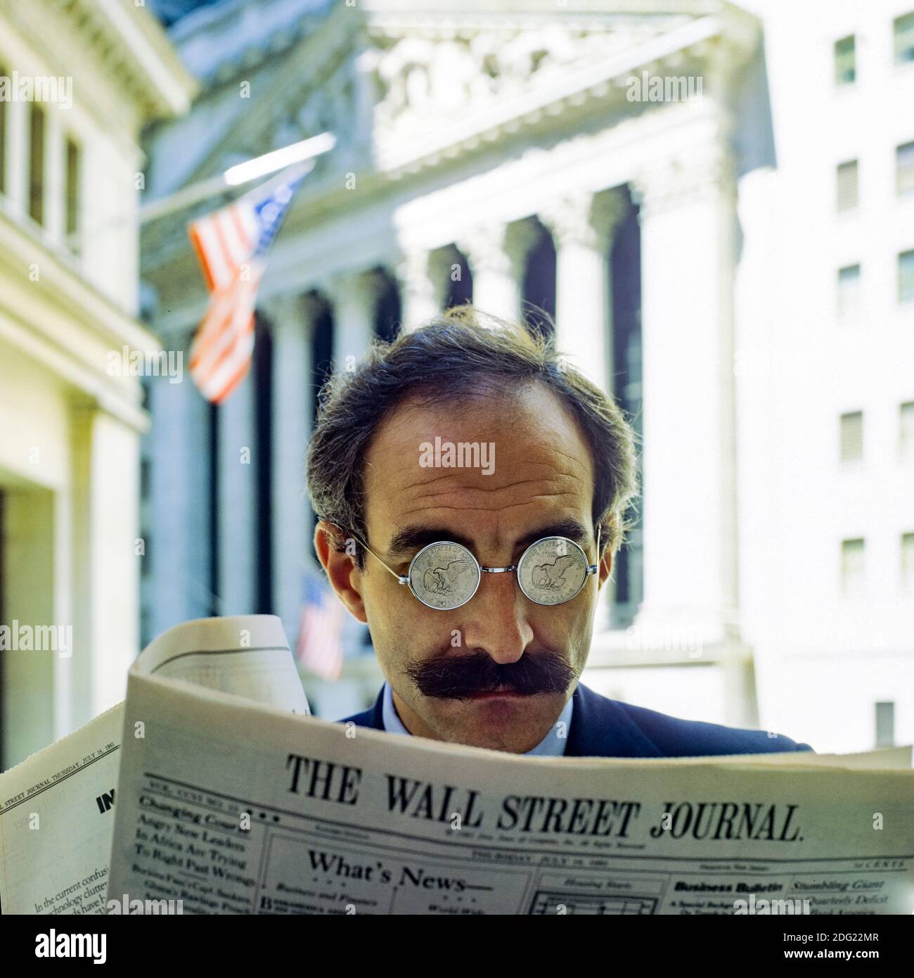 New York 1985, Mann mit US-Dollar-Münzen Gläser beim Lesen des Wall Street Journal, NYSE, Börsenfassade, Manhattan, New York City, NY, NYC, USA, Stockfoto