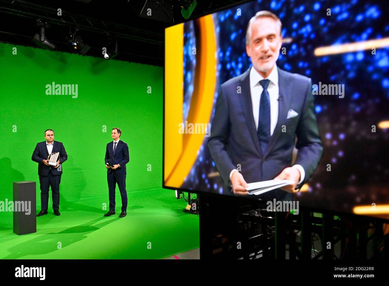 I-Care CEO Fabrice Brion, die die Trophäe und Premierminister Alexander De Croo im Bild während der Preisverleihung für die "Entreprise de l'anne Stockfoto