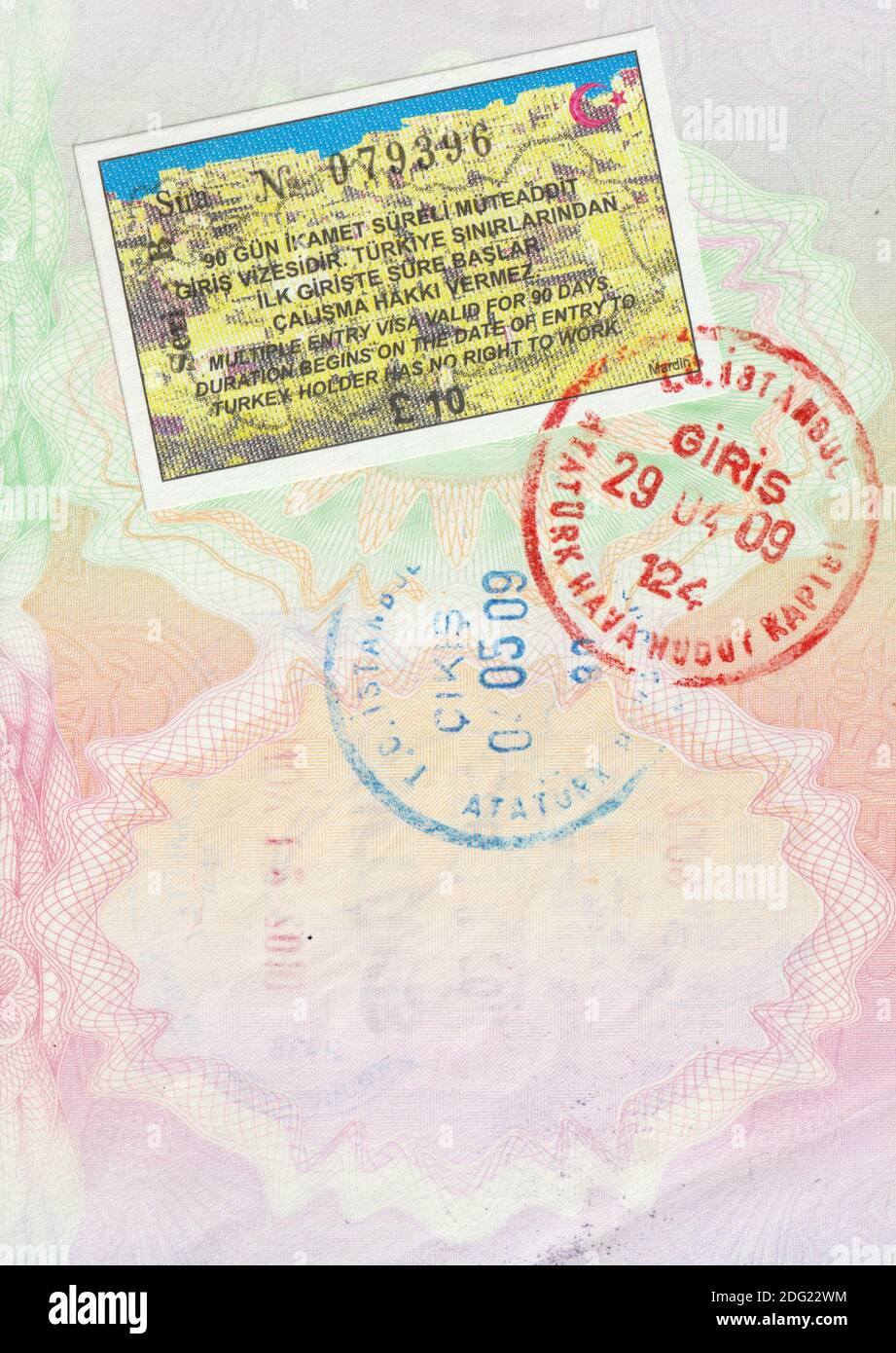 UK Passseite mit ein- und Ausreisestempel für die Türkei, plus Touristenvisum, ab Istanbul Atatürk Flughafen im Jahr 2009 Stockfoto