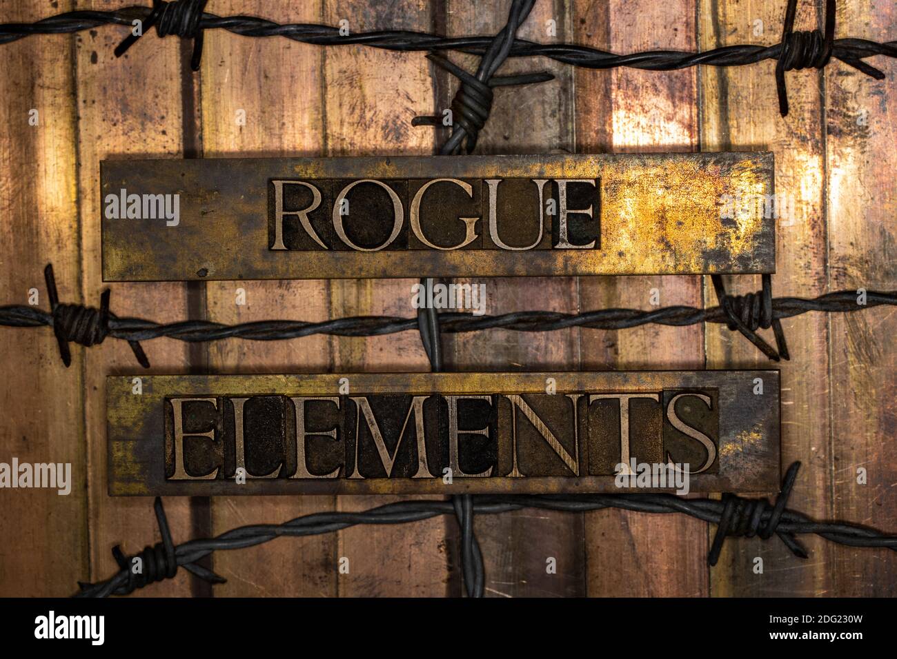 Rogue Elements Text mit Stacheldraht auf vintage texturierter Bronze Grunge Kupfer und Gold Hintergrund Stockfoto