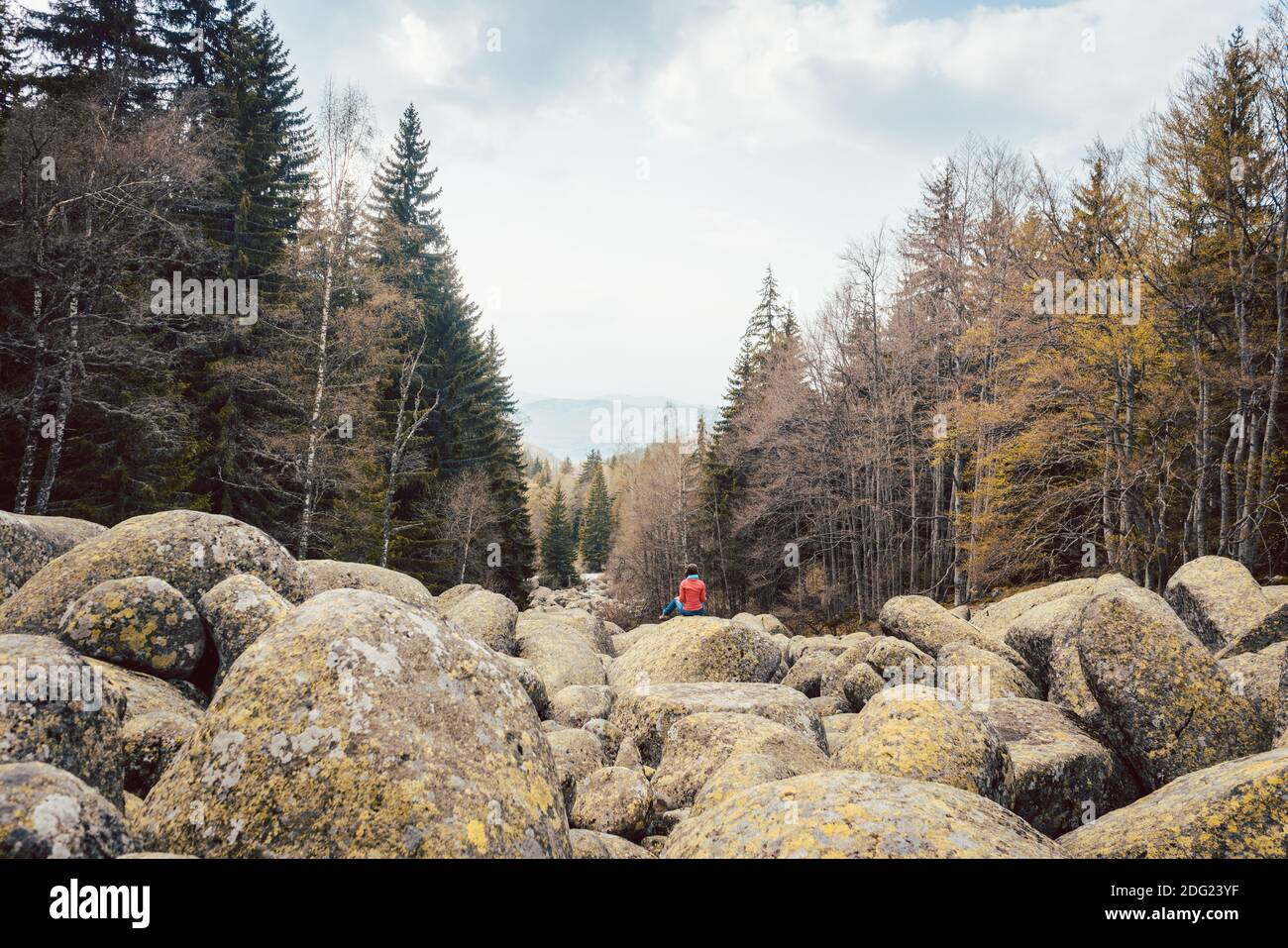 Frau, die in einer wilden Landschaft wandert Stockfoto