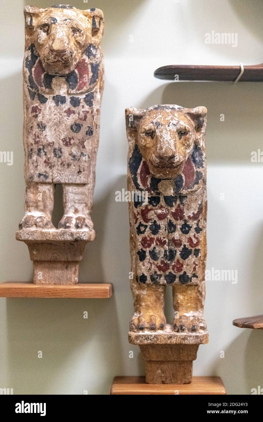 Holz geschnitzte Löwenköpfe aus antiken Möbeln Dekoration. Das Objekt ist in der Royal Ontario Museum Ausstellung mit dem Namen 'Egyptian Mumies: Ancient Live gesehen Stockfoto