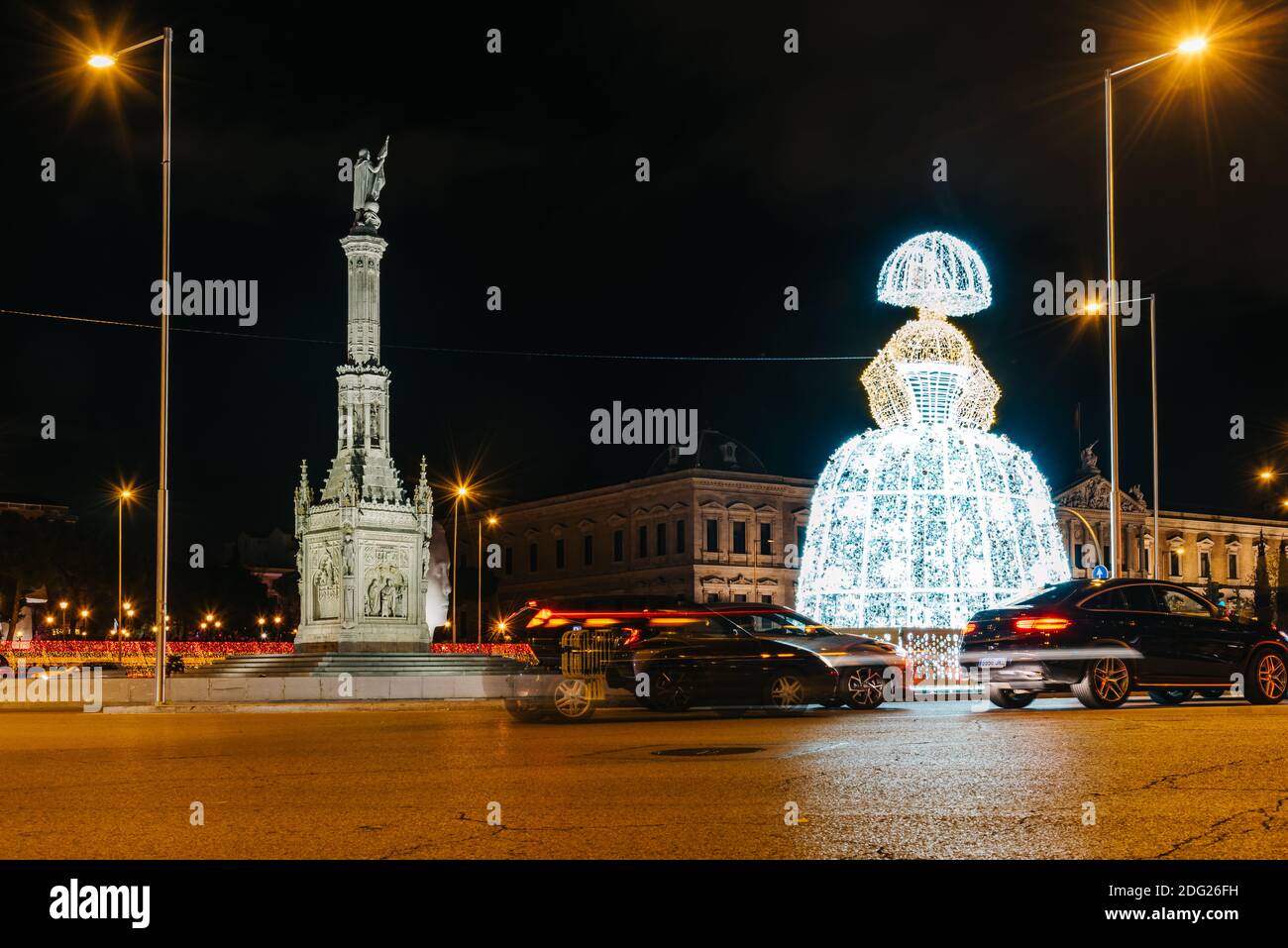 Madrid, Spanien - 6. Dezember 2020: Platz von Colon mit Menina von Velazquez Figur an Weihnachten beleuchtet Stockfoto