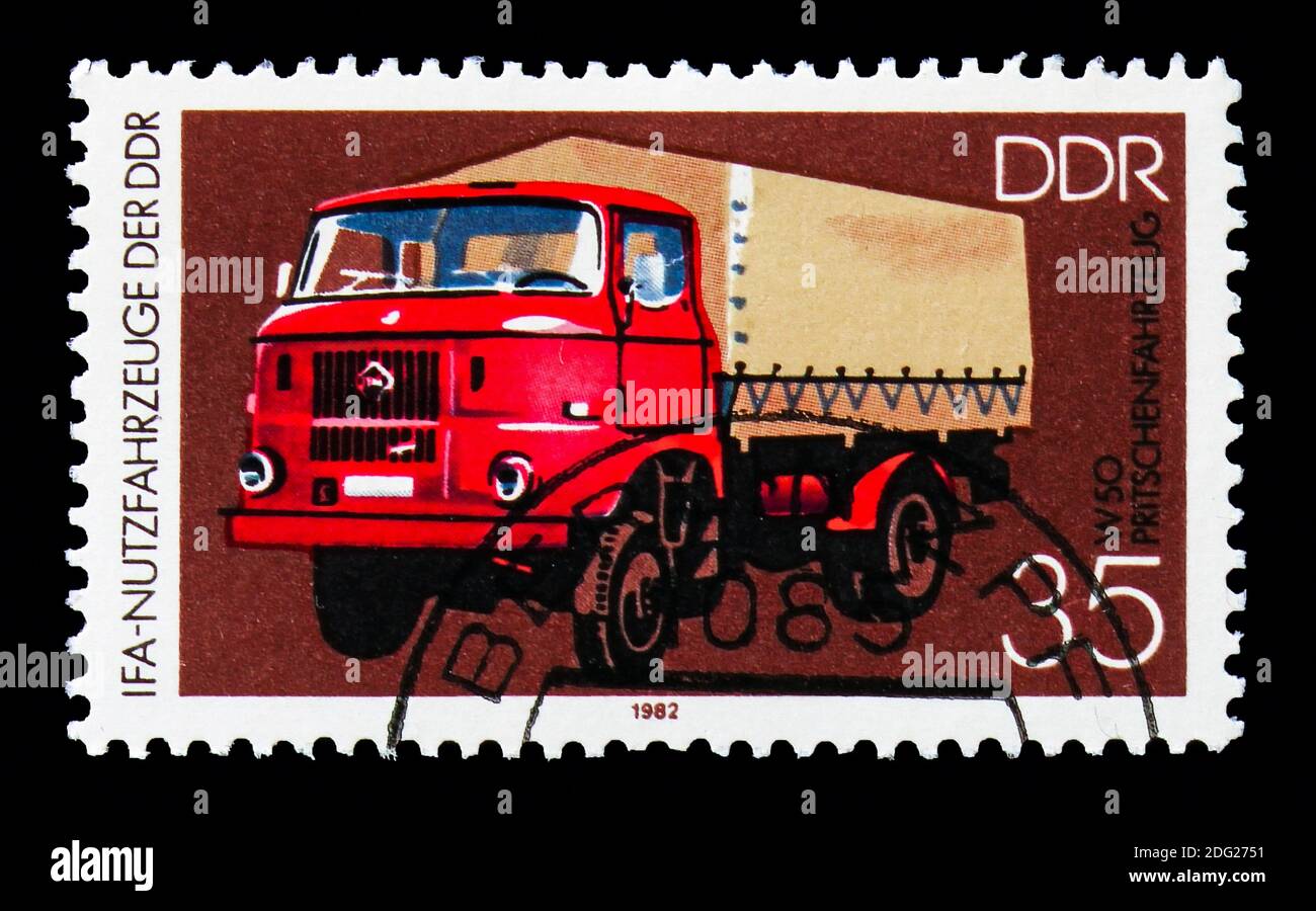 MOSKAU, RUSSLAND - 18. AUGUST 2018: Eine in Deutschland gedruckte Marke zeigt Flatbed Truck W 50, IFA: Nutzfahrzeugserie, um 1982 Stockfoto