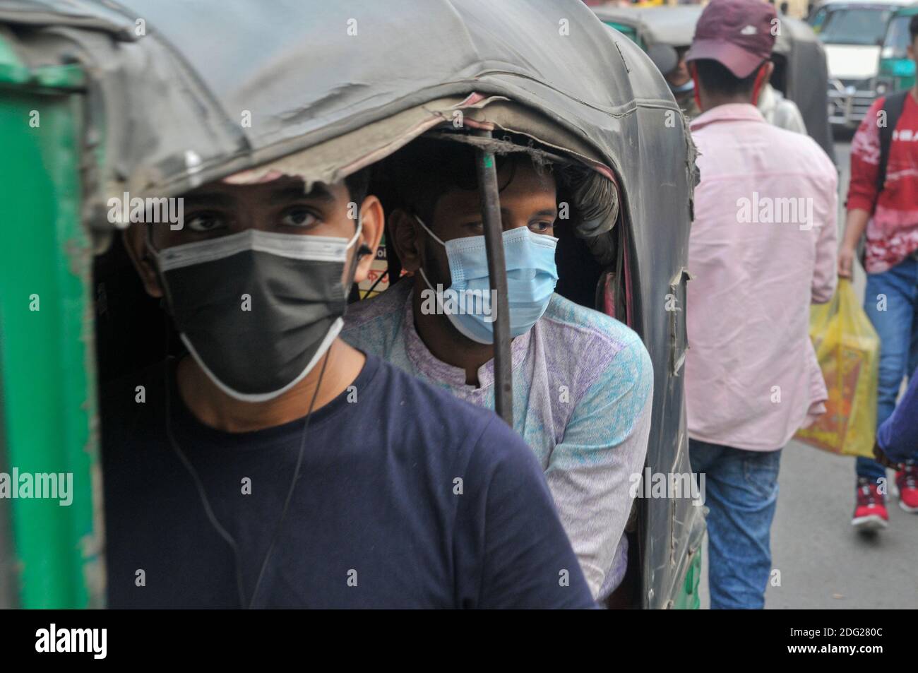 Passagier in CNG trägt Maske mitts der Coronaviris Pandemie in Sylhet, Bangladesch. Stockfoto