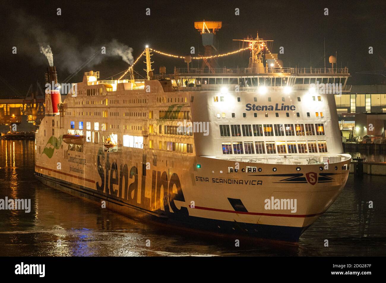 Stena Scandinavica verlässt den Hafen von Kiel. Nightshot Stockfoto