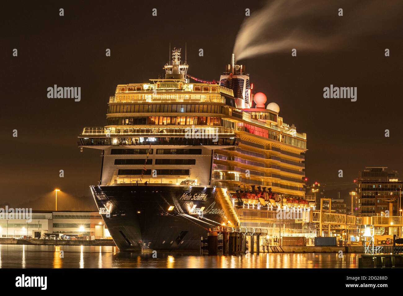Das Kreuzfahrtschiff Mein Schiff 1 ist am Kreuzfahrthafen 'Ostseekai' im Hafen von Kiel festgemacht. Nightshot Stockfoto