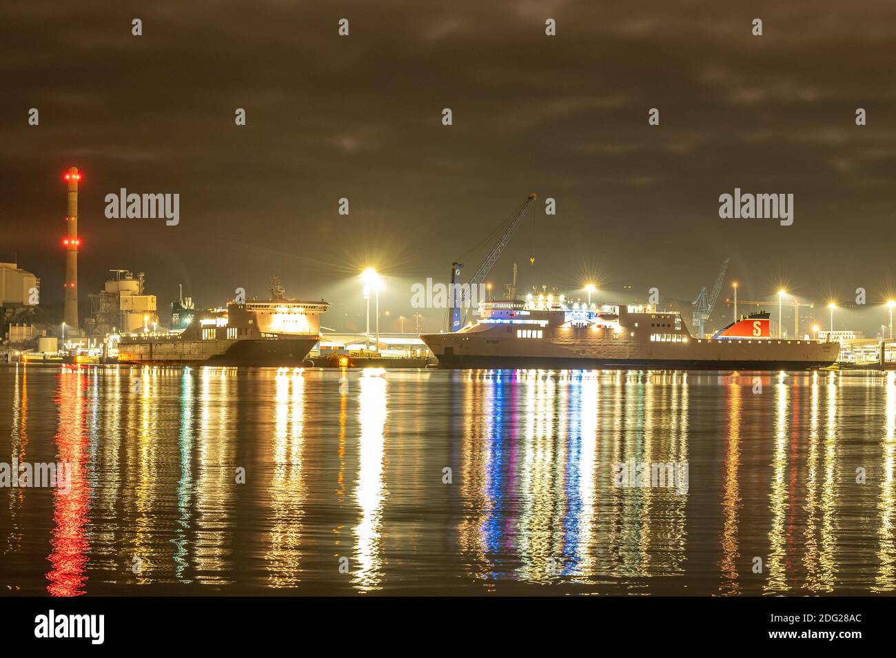 Nachtaufnahme Hafen von Kiel: Festschiff Kerry (Stena RoRo) und Regina Seaways (DFDS) Stockfoto
