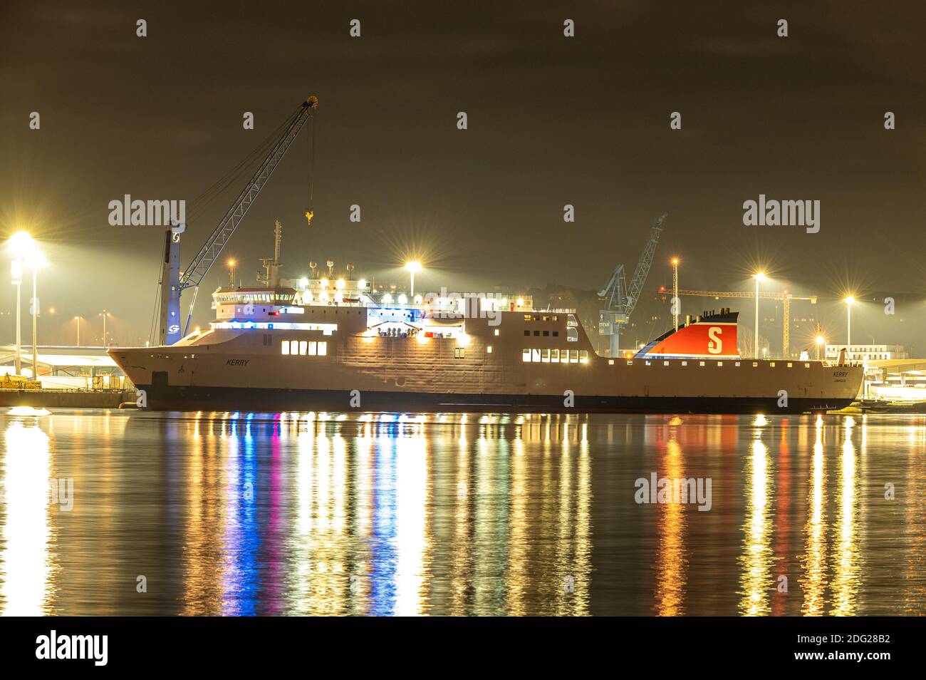 Stena RoRo's Fähre Kerry vertäute nachts im Hafen von Kiel. Das Schiff ist auf Charter nach DFDS. Stockfoto