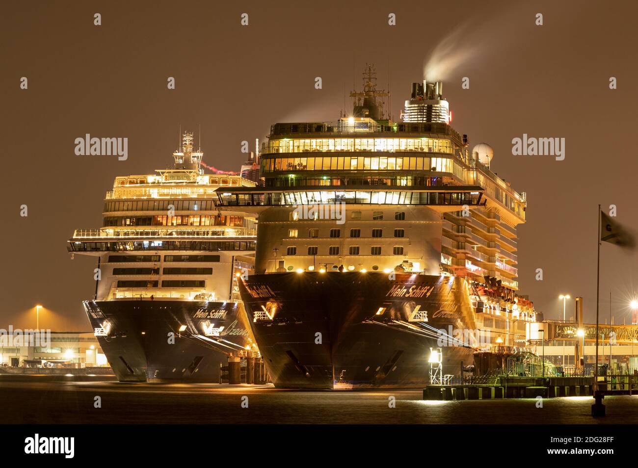 Die Kreuzfahrtschiffe Mein Schiff 1 und Mein Schiff 4 liegen im Kreuzterminal Ostseekai im Hafen von Kiel. Nightshot Stockfoto