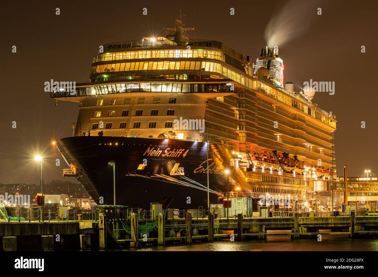 Das Kreuzfahrtschiff Mein Schiff 4 ist im Kieler Hafen im Kreuzfahrthafen Ostseekai festgemacht. Nightshot Stockfoto