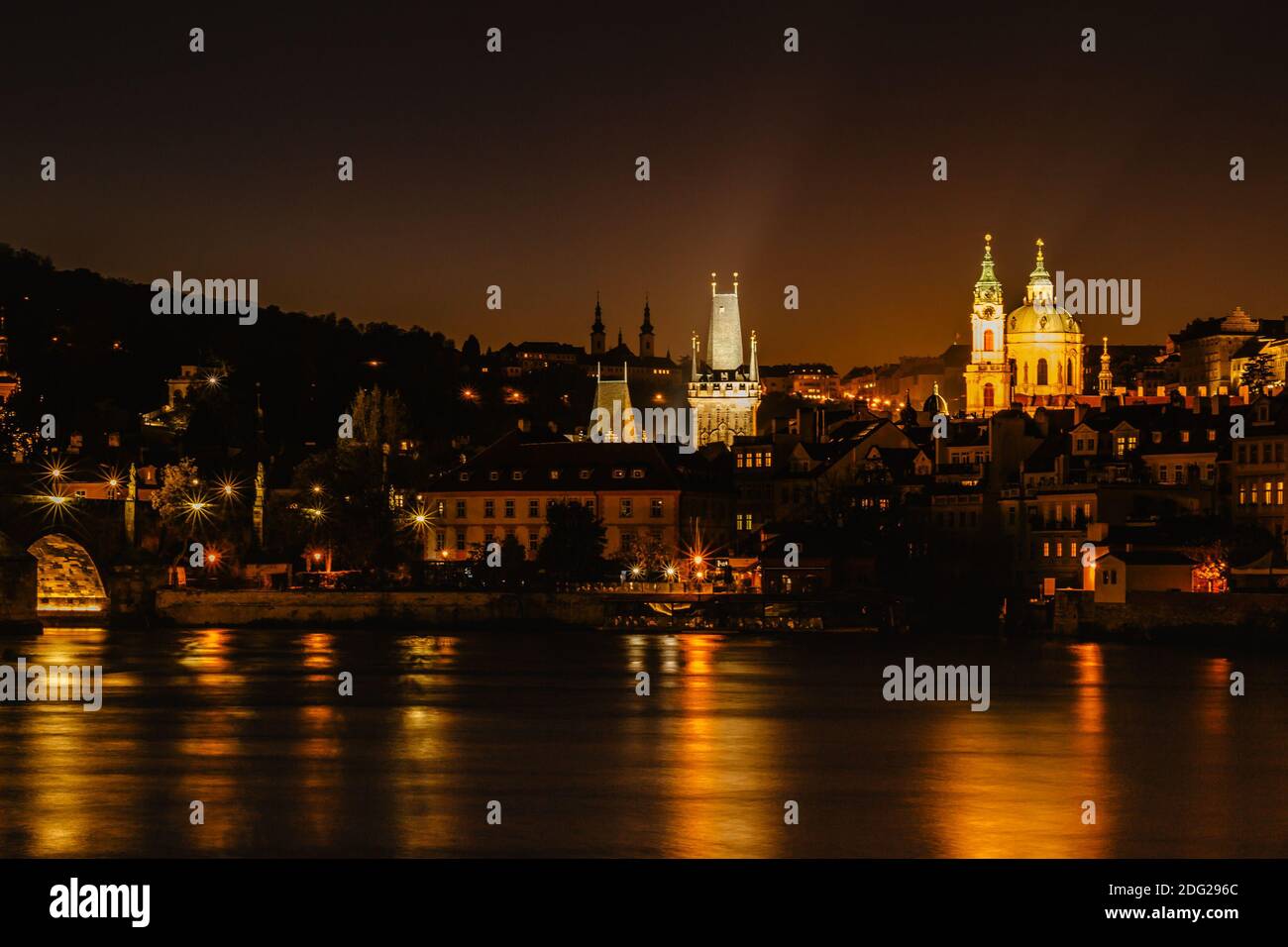 Beleuchtete Karlsbrücke, Karluv spiegelt sich am meisten in der Moldau. Abendpanorama von Prag, Tschechische Republik. Lange Belichtung Stadtlichter.Amazing Europa Stockfoto