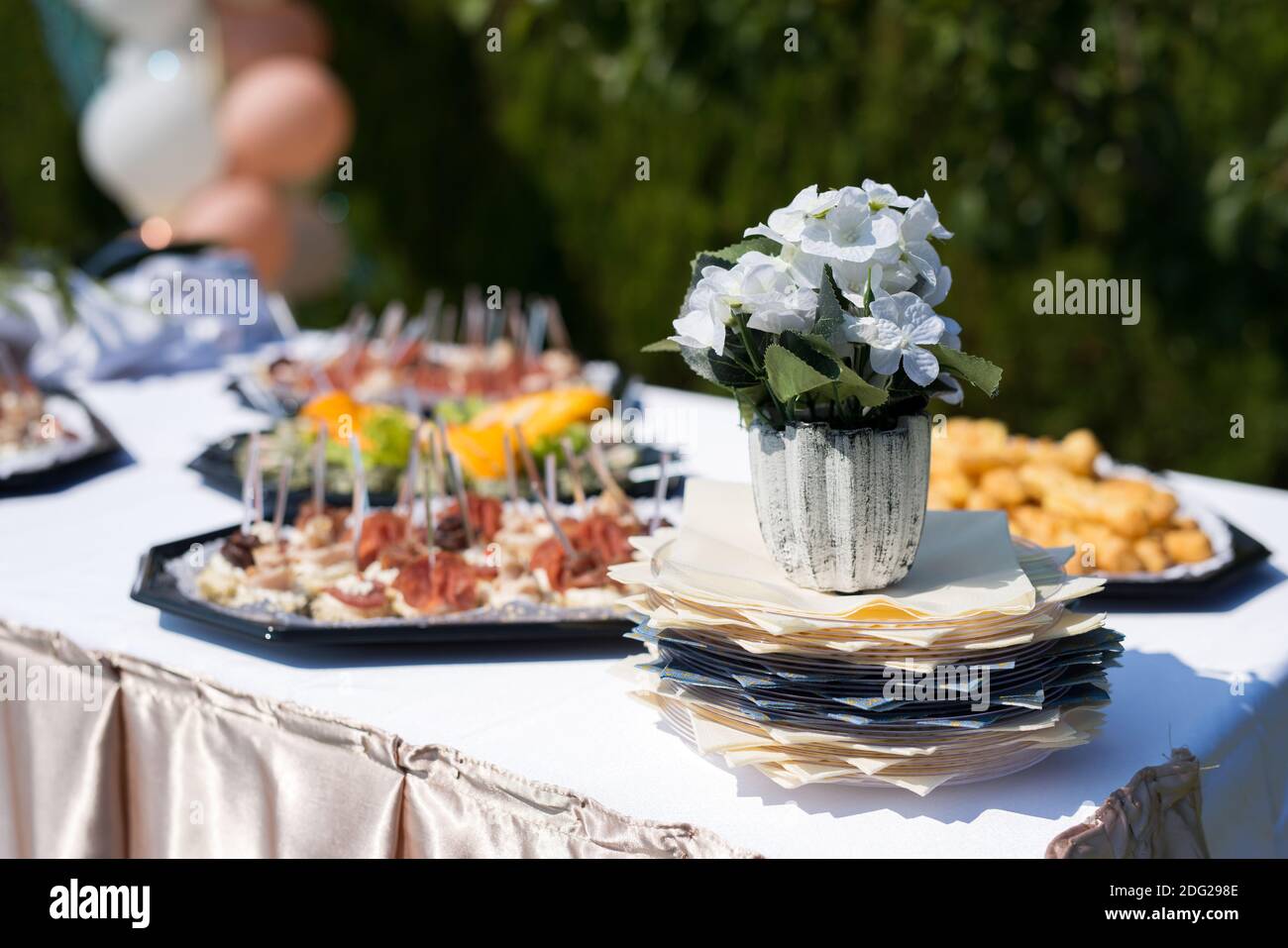 Essen im Freien bei der Hochzeit. Feiner Bankettsaal im Hinterhof. Selektiver Fokus. Stockfoto