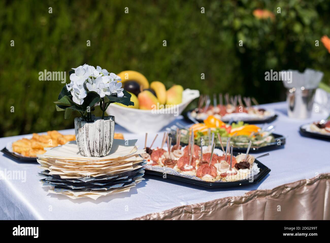 Essen im Freien bei der Hochzeit. Feiner Bankettsaal im Hinterhof. Selektiver Fokus. Stockfoto