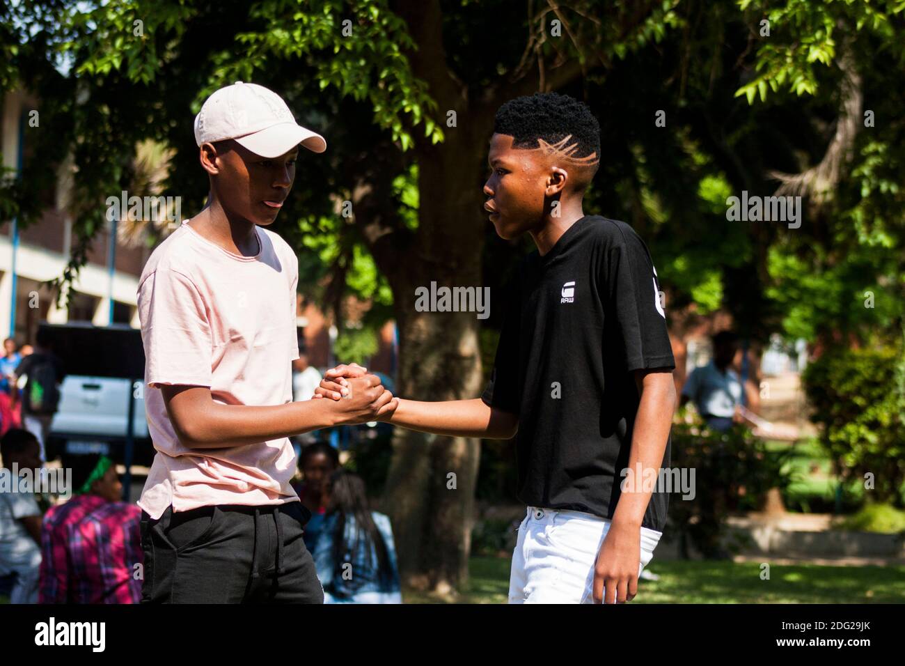 Freunde beim Unternehmertag an der Elandspoort High School. Tolle Treffen und tolle Leute kennen gelernt. Stockfoto