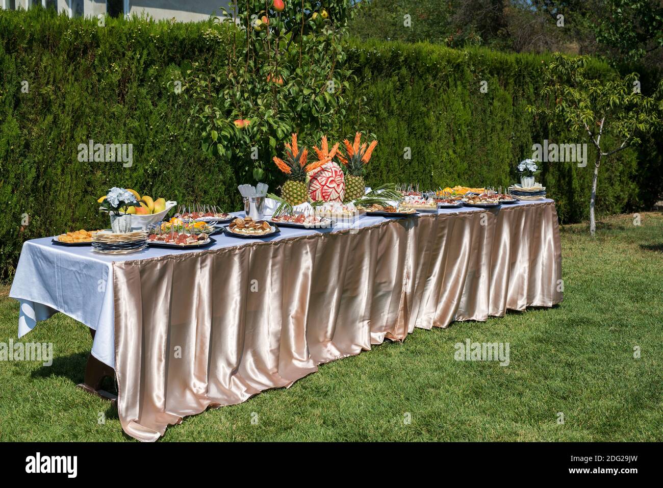 Essen im Freien bei der Hochzeit. Feiner Bankettsaal im Hinterhof. Selektiver Fokus. Stockfoto