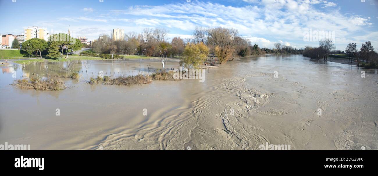 Der Fluss Piave in Überschwemmung von San Donà di Piave aus gesehen Von Ponte della Vittoria-San Donà di Piave Stockfoto