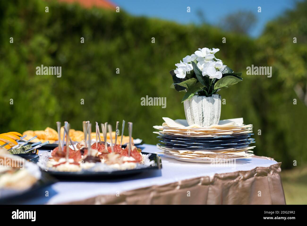 Essen im Freien bei der Hochzeit. Feiner Bankettsaal im Hinterhof. Selektiver Fokus. Stockfoto