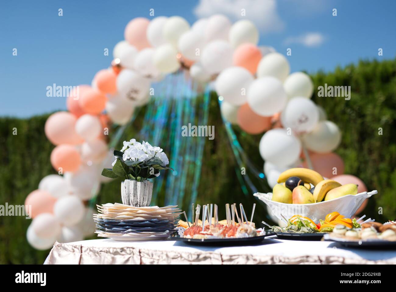 Essen im Freien bei der Hochzeit. Feiner Bankettsaal im Hinterhof. Selektiver Fokus. Stockfoto