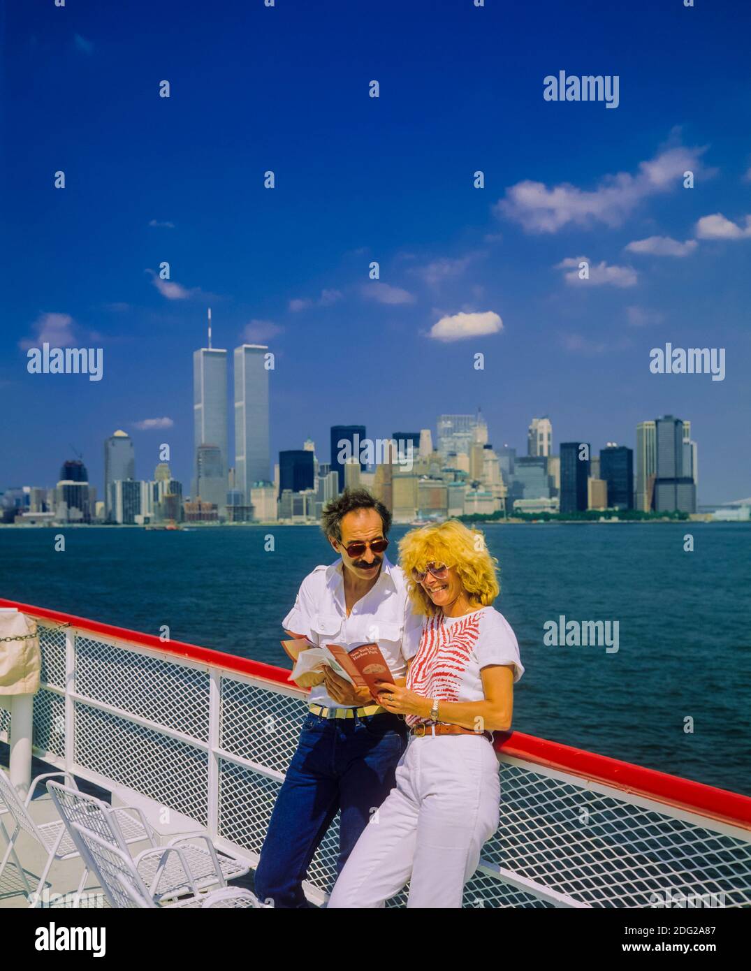 New York 1985, Touristenpaar, Bootstour auf dem Fluss, WTC World Trade Center Twin Towers, Skyline von Manhattan, New York City, NY, NYC, USA, Stockfoto