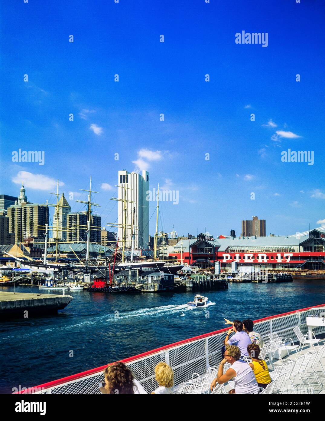 New York 1985, Touristen an Bord einer Bootstour auf dem Fluss, Pier 17, Hafen, South Street Seaport, Manhattan, New York City, NY, NYC, USA, Stockfoto