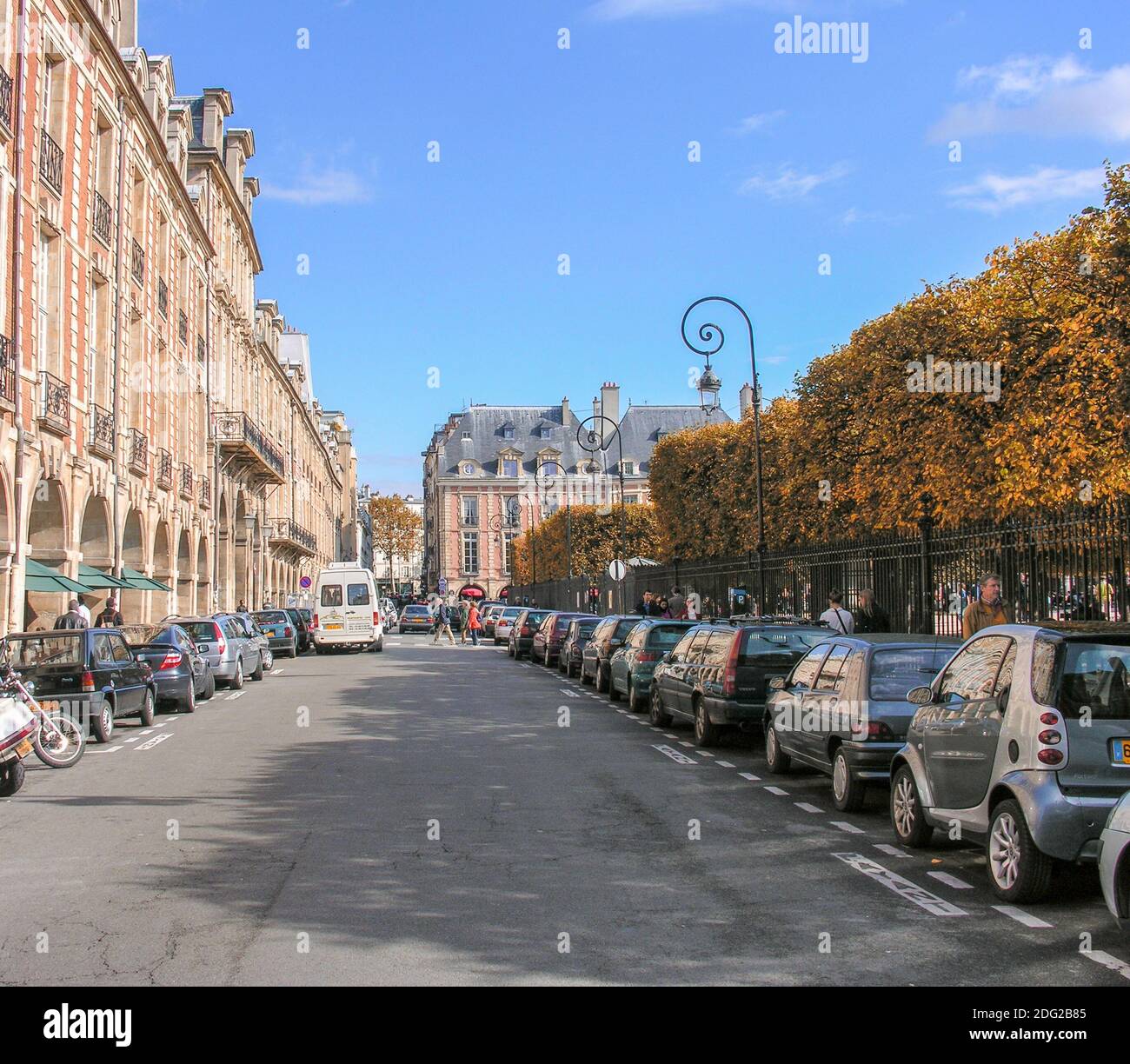 PARIS - OCT 3: Touristen gehen am Place des Vosges, dem berühmten Stadtplatz, 3. Oktober 2007 in Paris. Mehr als 50 Millionen Menschen besuchen Stockfoto
