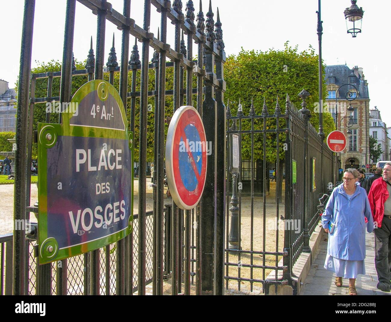 PARIS - OCT 3: Touristen gehen am Place des Vosges, dem berühmten Stadtplatz, 3. Oktober 2007 in Paris. Mehr als 50 Millionen Menschen besuchen Stockfoto