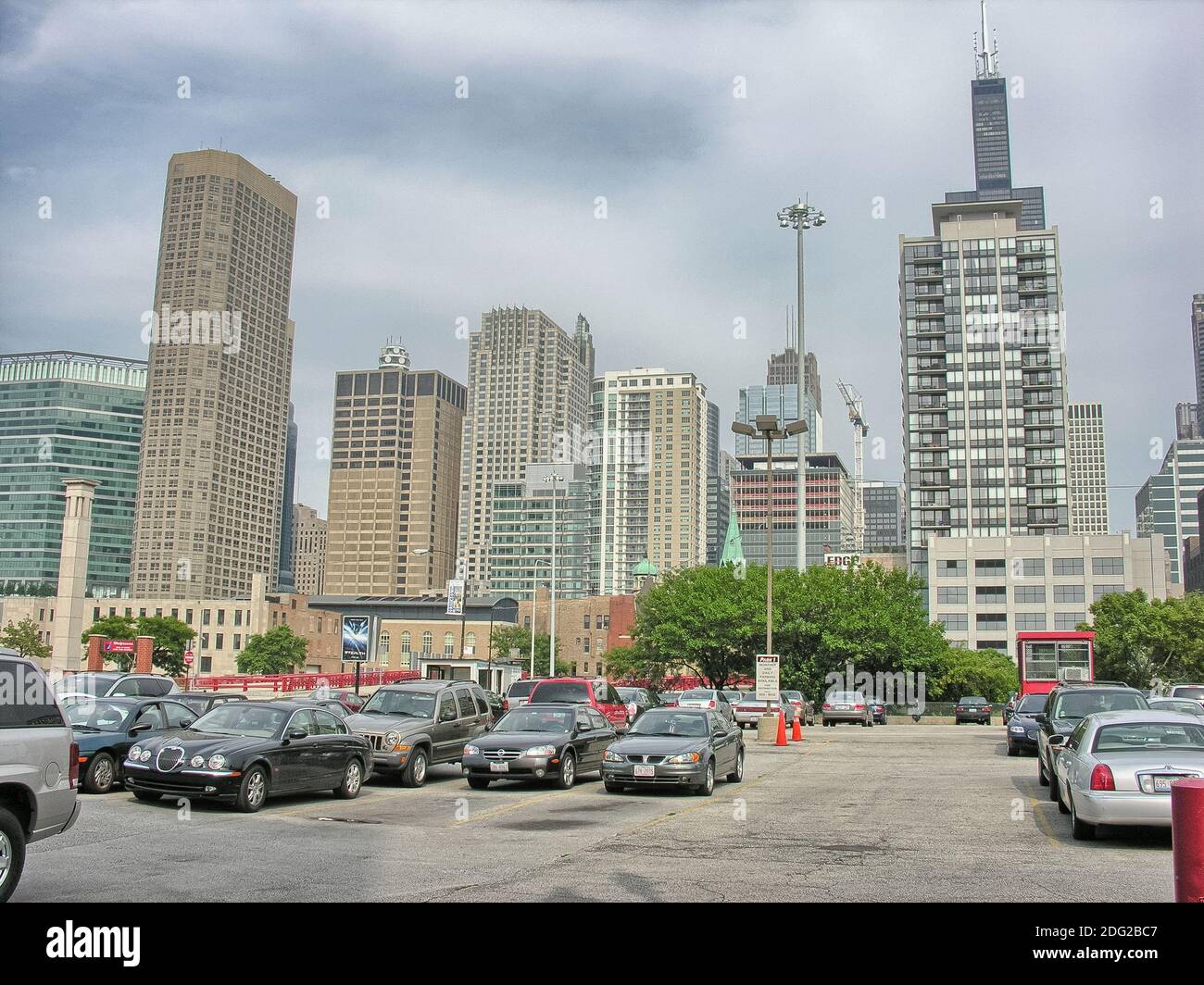 CHICAGO - 4. AUGUST 2007: Autos auf den Straßen der Stadt, 4. August in Chicago. Die Stadt hat 590 Fahrzeuge pro 1000 Einwohner Stockfoto