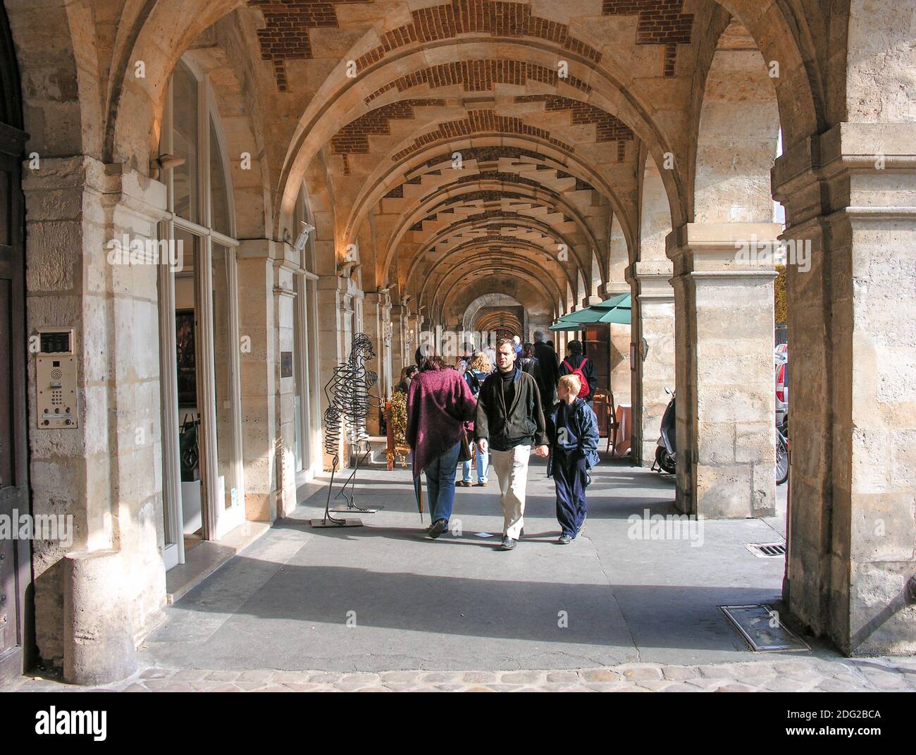 PARIS - OCT 3: Touristen gehen am Place des Vosges, dem berühmten Stadtplatz, 3. Oktober 2007 in Paris. Mehr als 50 Millionen Menschen besuchen Stockfoto