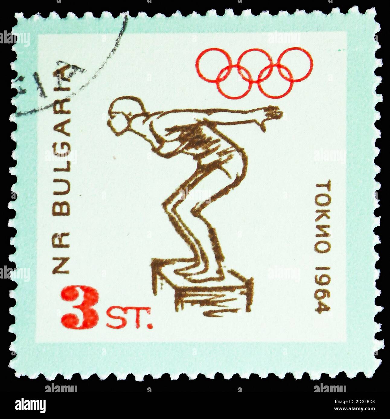 MOSKAU, RUSSLAND - 10. NOVEMBER 2018: Eine in Bulgarien gedruckte Marke zeigt Swimmer auf Startblock, Olympische Spiele 1964 - Tokyo Serie, um 1964 Stockfoto
