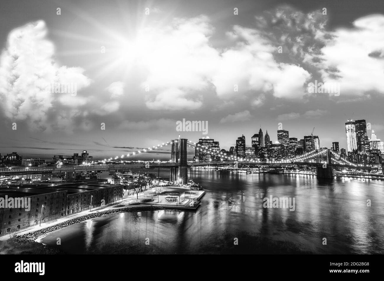 Tolle Nacht in New York City - Manhattan Skyline und Brooklyn Bridge Stockfoto