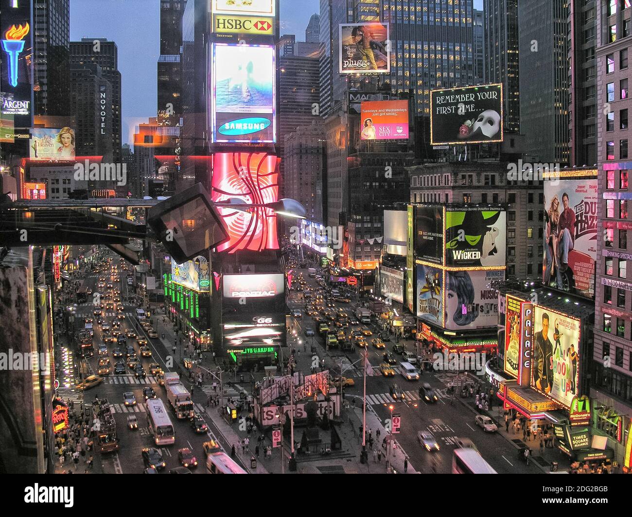 NEW YORK CITY - AUG 11: Times Square, ist eine belebte touristische Kreuzung von Neon-Kunst und Handel und ist eine ikonische Straße von New Yor Stockfoto