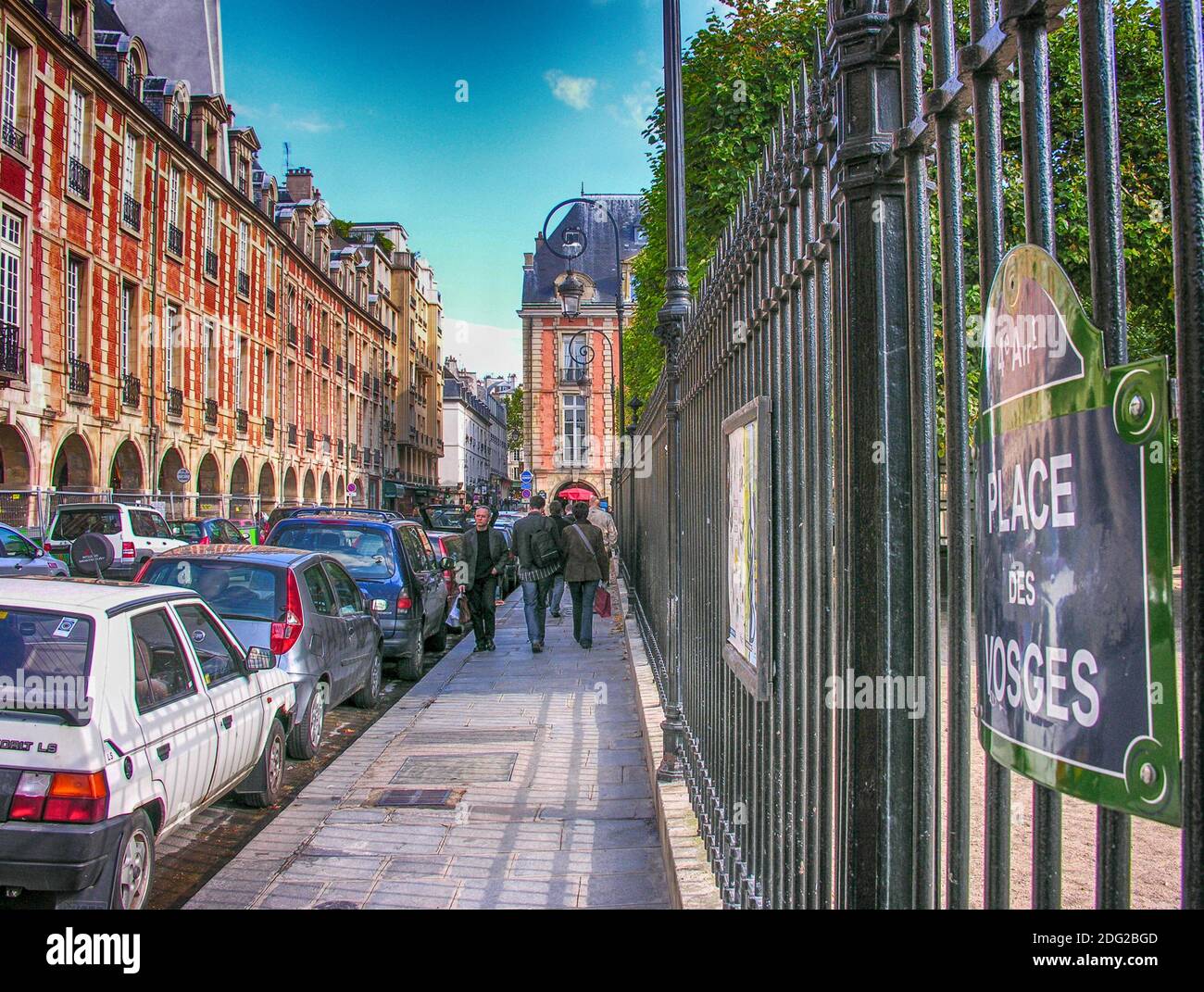 PARIS - OCT 3: Touristen gehen am Place des Vosges, dem berühmten Stadtplatz, 3. Oktober 2007 in Paris. Mehr als 50 Millionen Menschen besuchen Stockfoto