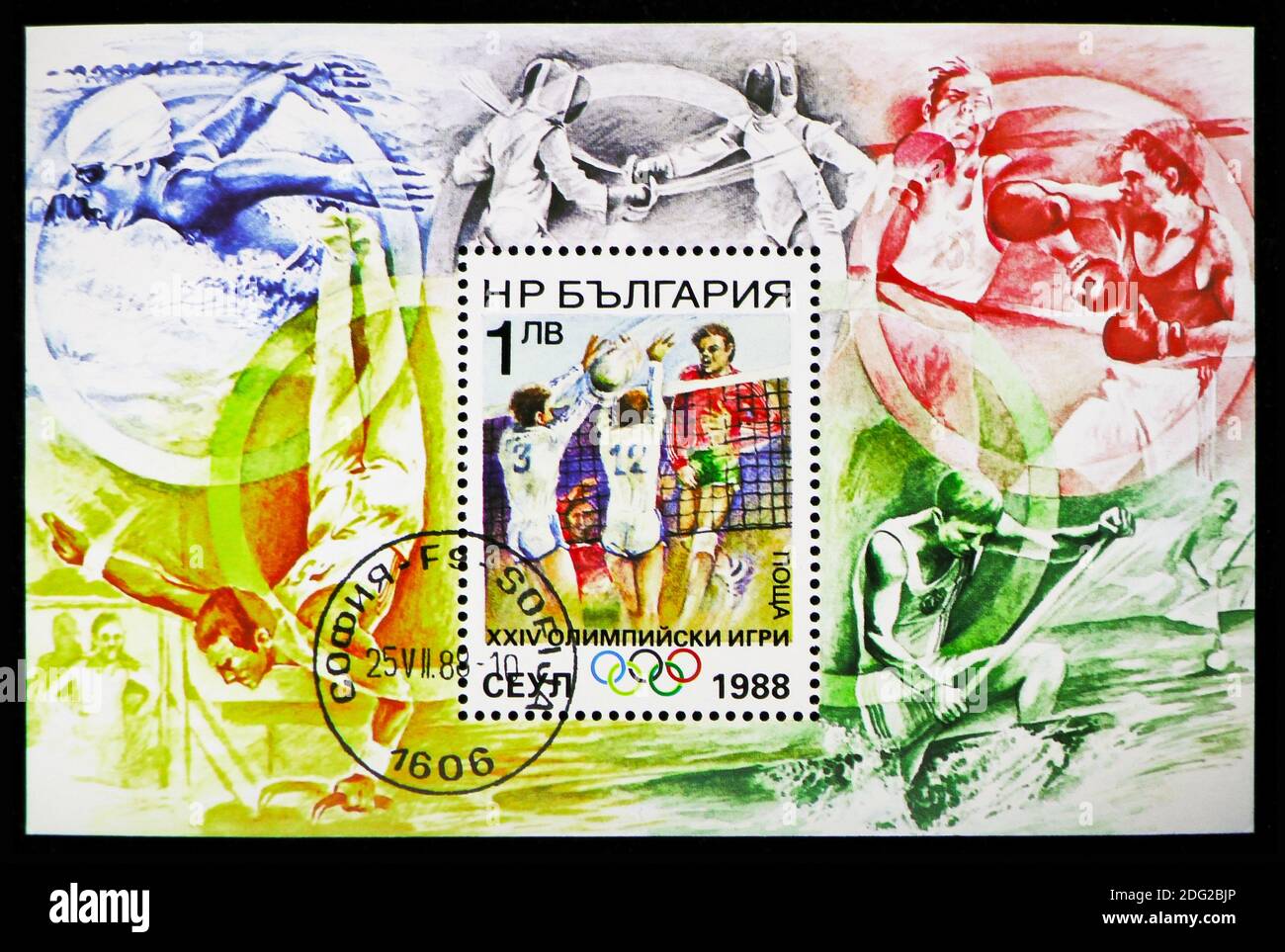 MOSKAU, RUSSLAND - 10. NOVEMBER 2018: Eine in Bulgarien gedruckte Briefmarke zeigt Volleyball, Olympische Sommerspiele 1988, Seoul Serie, um 1988 Stockfoto