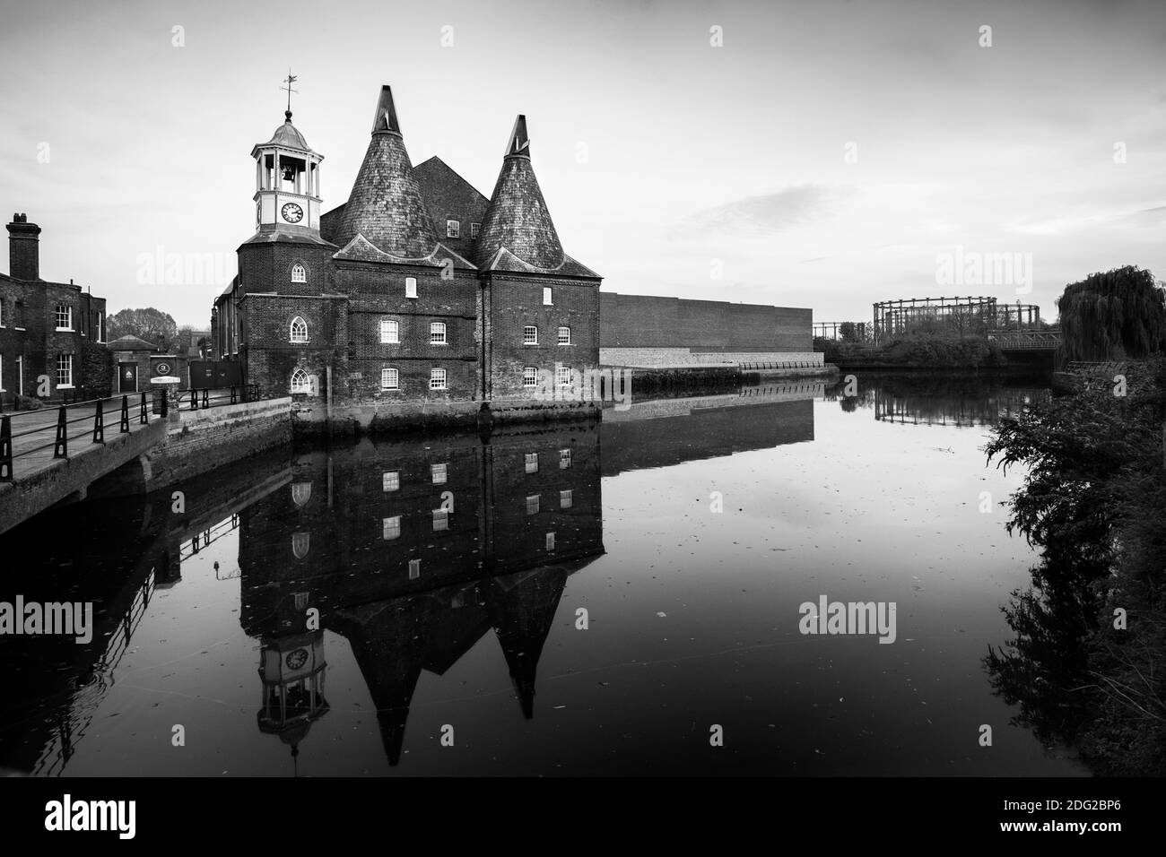 London, Newham, River Lea, 3 Mills Studios - 18/19. Jahrhundert umgebaute Gezeitenmühlen, viktorianische Gashalter, historisches Industriegebiet, Lea Valley Walk Stockfoto