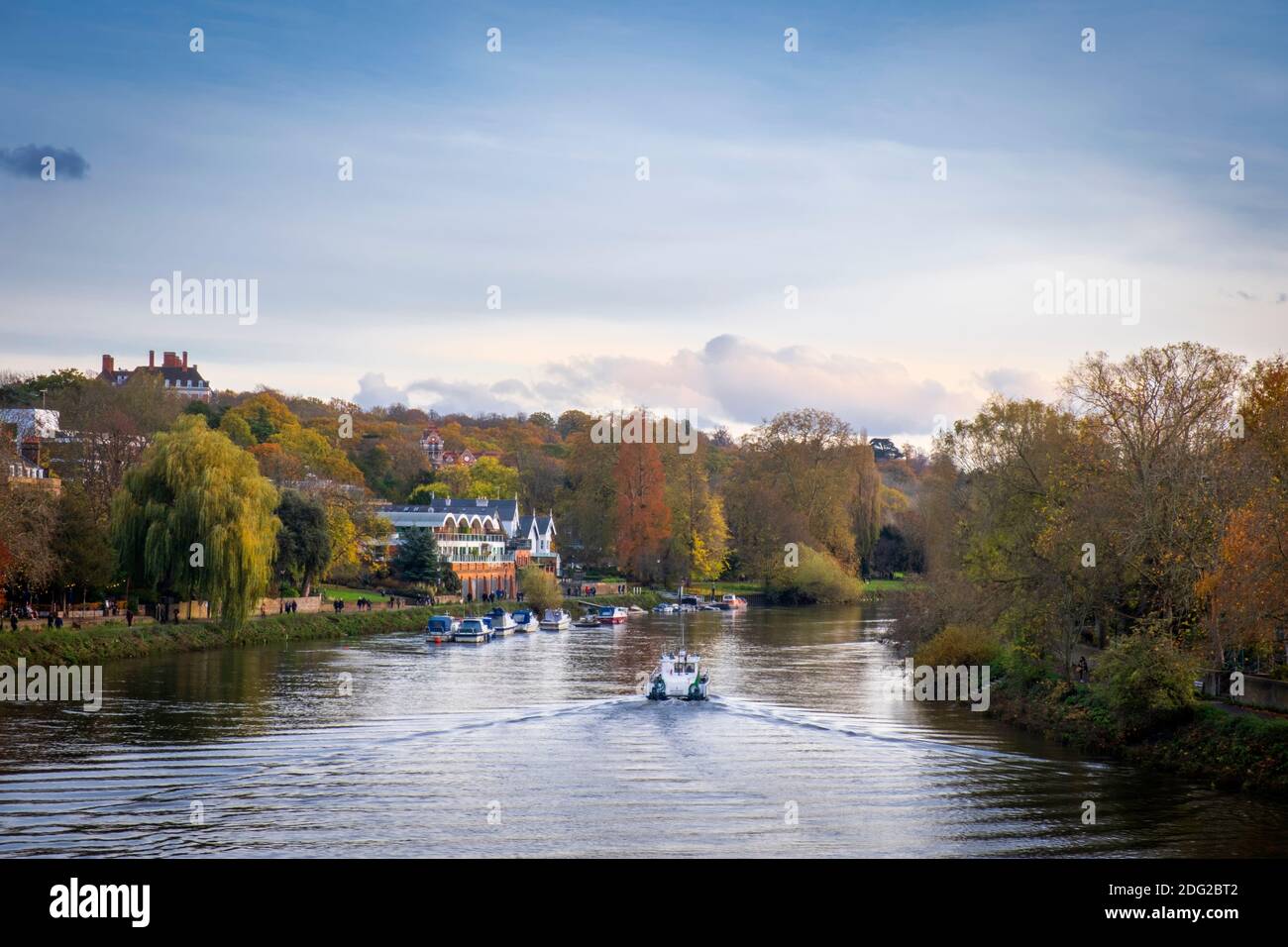 Europa, Großbritannien, London, Richmond, ein wohlhabender Wohnvorort im Westen Londons, Themse, Herbst, Boote auf dem Fluss, Bäume im Herbst, ruhige Szene Stockfoto