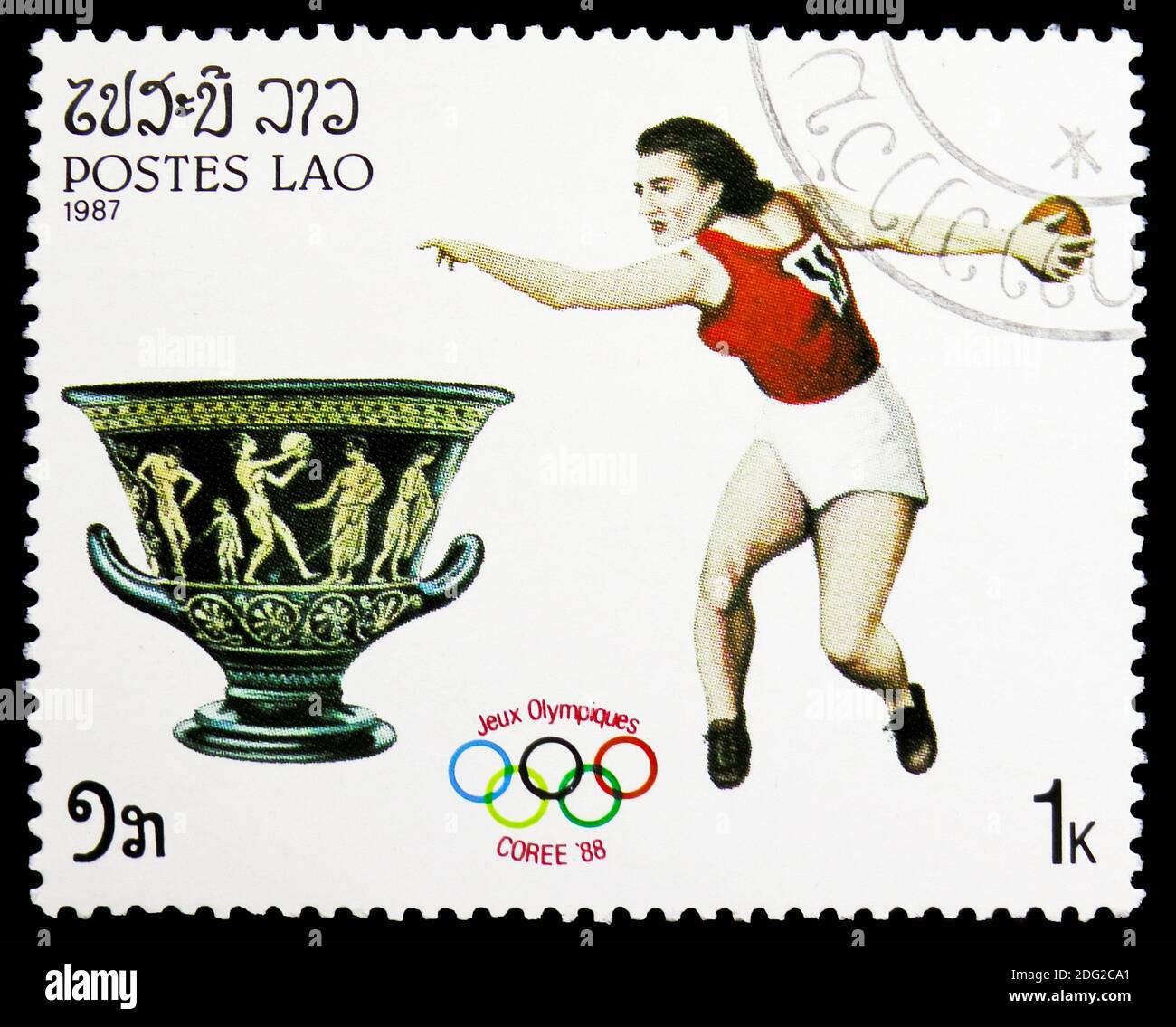 MOSKAU, RUSSLAND - 10. NOVEMBER 2018: Eine in Laos gedruckte Briefmarke zeigt Discus Throw, Olympics Serie, um 1987 Stockfoto