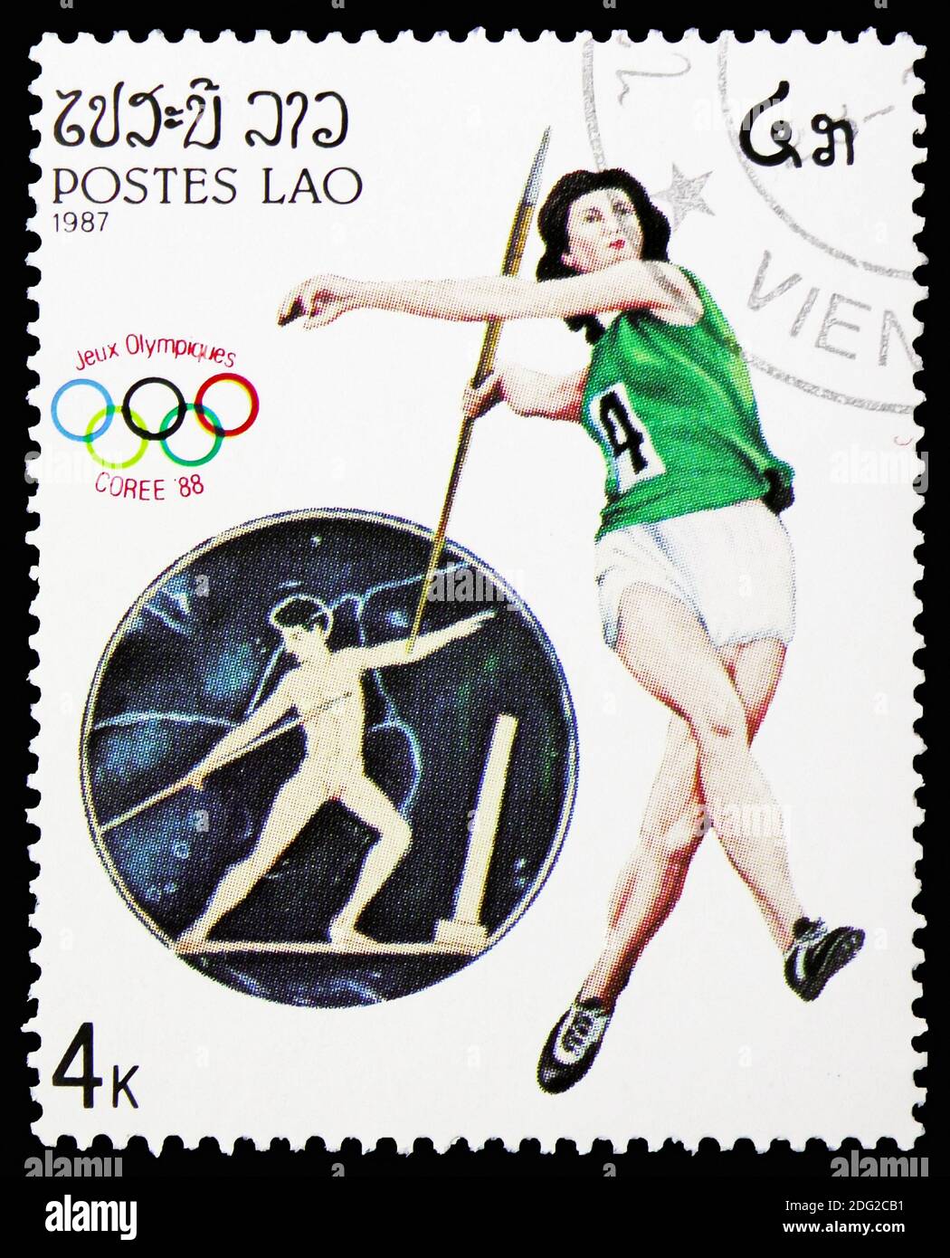 MOSKAU, RUSSLAND - 10. NOVEMBER 2018: Eine in Laos gedruckte Briefmarke zeigt Javelin-werfen, Olympiade Serie, um 1987 Stockfoto