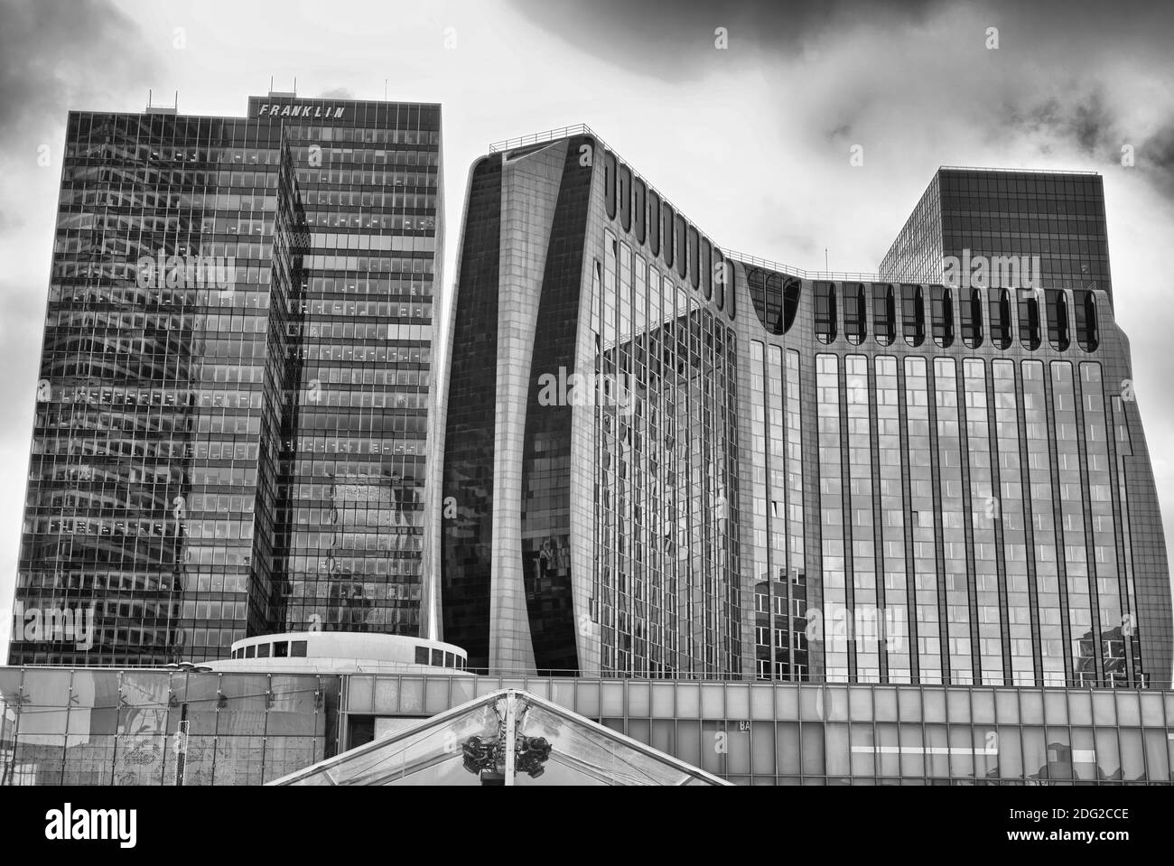 PARIS - 1. DEZEMBER: Nachmittagsansicht des großen Geschäftsviertels, La Defense, im westlichen Teil von Paris, Frankreich am 1. Dezember 2012 Stockfoto