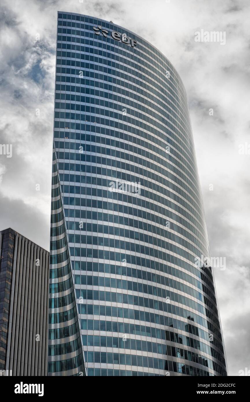 PARIS - 1. DEZEMBER: Nachmittagsansicht des großen Geschäftsviertels, La Defense, im westlichen Teil von Paris, Frankreich am 1. Dezember 2012 Stockfoto