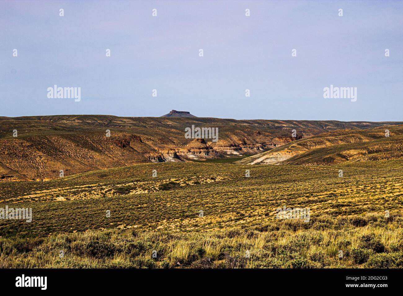 Pilot Butte am Horizont Stockfoto