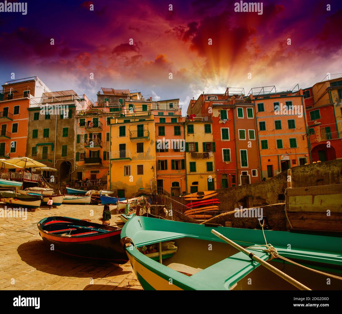 Cinque Terre, Italien. Wunderbare klassische Aussicht auf Boote mit bunten Gebäuden Stockfoto