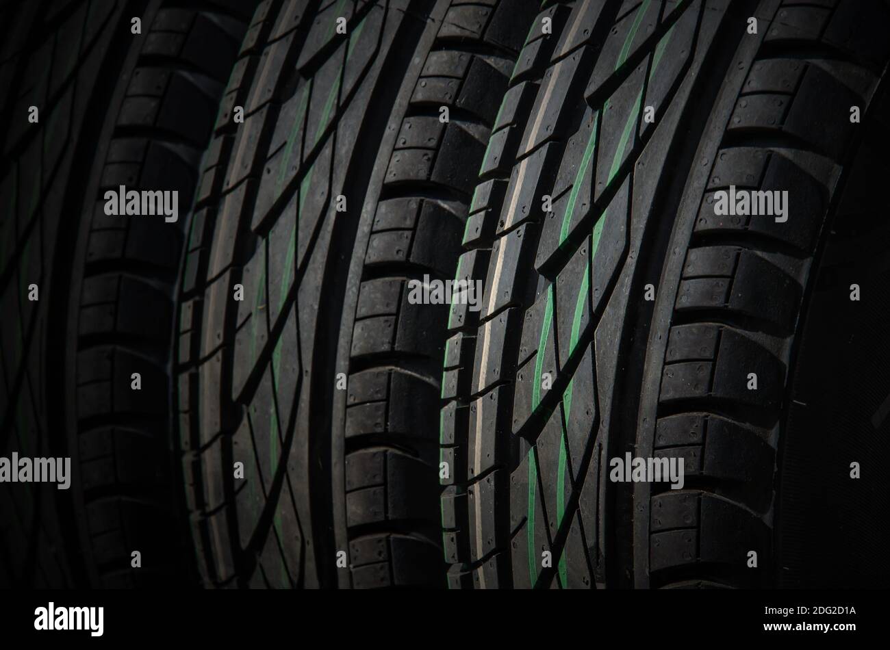 Nahaufnahme von Autos Reifen Hintergrund. Ungenutzte Gummireifen für die Sommersaison Stockfoto