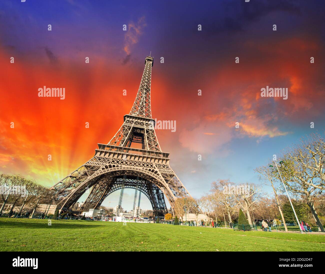 Paris, Frankreich. Wunderbarer Blick auf den Eiffelturm mit Gärten und buntem Himmel Stockfoto