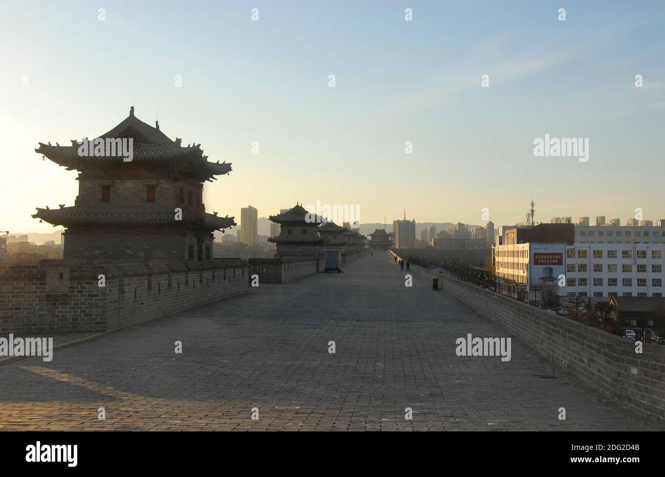 Datong, Provinz Shanxi in China. Ein Blick auf die restaurierte Stadtmauer von Datong in der späten Nachmittagssonne gesehen. Stockfoto